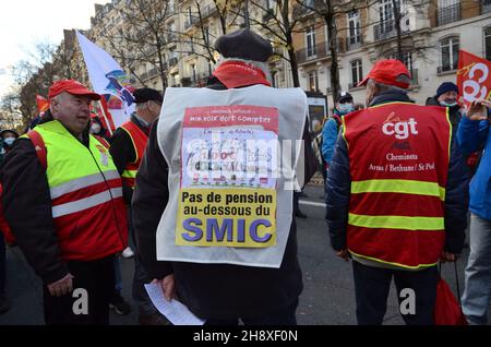 Pariser nationale Demonstration von Rentnern vom Boulevard Raspail aus. Rentner kamen aus allen Regionen, um eine Aufwertung ihrer Renten zu fordern. Stockfoto