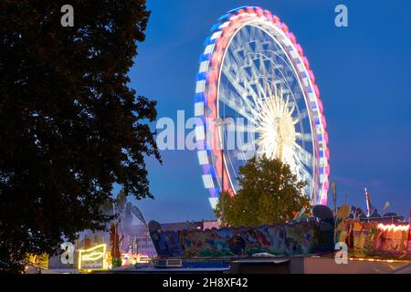 Stuttgart Bad Canstatt, Deutschland - 11. Oktober 2019: Blick auf das Riesenrad des Volksfestes, Vergnügungsfahrt gegen den Himmel in Blau. Stuttgart, Deutschland Stockfoto