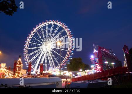 Stuttgart Bad Canstatt, Deutschland - 11. Oktober 2019: Blick auf das Riesenrad des Volksfestes, Vergnügungsfahrt gegen den Himmel in Blau. Stuttgart, Deutschland Stockfoto