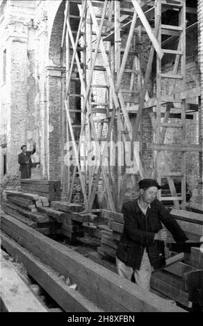 Warszawa, 1946. Zniszczenia wojenne stolicy. NZ. Odbudowywane wnêtrze zrujnowanego koœcio³a pw œw. Franciszka Serafickiego przy ul. Zakroczymskiej. ka PAP/Jerzy Baranowski Dok³adny miesi¹c i dzieñ wydarzenia nieustalone. Warschau, 1946. Warschau wurde vom Krieg ruiniert. Im Bild: Das Innere der St. Francis Seraficki Kirche in der Zakroczymska Straße wird umgebaut. ka PAP/Jerzy Baranowski Stockfoto