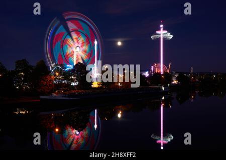 Stuttgart Bad Canstatt, Deutschland - 11. Oktober 2019: Blick auf das Riesenrad des Volksfestes, Vergnügungsfahrt gegen den Himmel in Blau, Langzeitbelichtung. Stuttgart Stockfoto