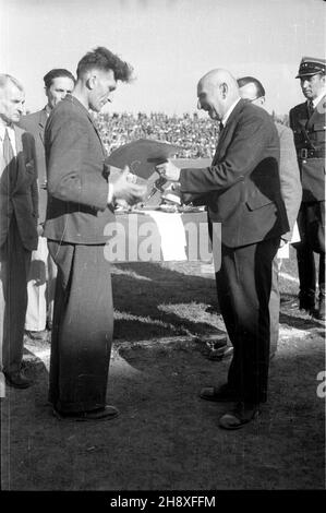 Warszawa, 1946. Wrêczanie nagród po meczu pi³karskim na stadionie Legii. ps/pp PAP/Stanis³aw D¹browiecki Warschau, 1946. Präsentation der Preise nach einem Fußballspiel im Legia-Stadion. ps/pp PAP/Stanislaw Dabrowiecki Stockfoto