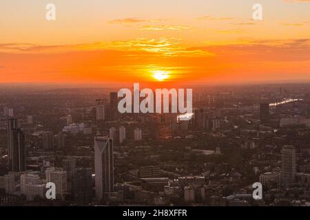 London, Großbritannien. 02nd Dez 2021. Ein wunderschöner Sonnenuntergang schließt einen frischen, aber sehr sonnigen Tag mit blauem Himmel über der Hauptstadt ab. Die Themse in Richtung Vauxhall, Nine Elms und West London von oben. Kredit: Imageplotter/Alamy Live Nachrichten Stockfoto