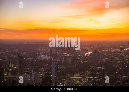 London, Großbritannien. 02nd Dez 2021. Ein wunderschöner Sonnenuntergang schließt einen frischen, aber sehr sonnigen Tag mit blauem Himmel über der Hauptstadt ab. Die Themse in Richtung Vauxhall, Nine Elms und West London von oben. Kredit: Imageplotter/Alamy Live Nachrichten Stockfoto