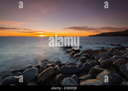 Kimmeridge, Dorset, Großbritannien. 2nd. Dezember 2021. Wetter in Großbritannien. Sonnenuntergang von den Überresten des alten Clavell Pier an der Kimmeridge Bay an der Dorset Jurassic Coast aus gesehen. Bildnachweis: Graham Hunt/Alamy Live News Stockfoto