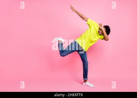 In voller Länge Körpergröße Ansicht der attraktiven fröhlichen Kerl töricht mit Spaß isoliert über rosa Pastellfarbe Hintergrund Stockfoto