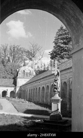 Œwiêta Lipka, 1946. Sanktuarium Maryjne, obiekt zabytkowy z póŸnego baroku w Polsce. NZ. kru¿ganki. gr. PAP/Jerzy Baranowski Swieta Lipka, 1946. Das Marienheiligtum aus dem späten Barroque. Im Bild: Der Kreuzgang. gr PAP/Jerzy Baranowski Stockfoto