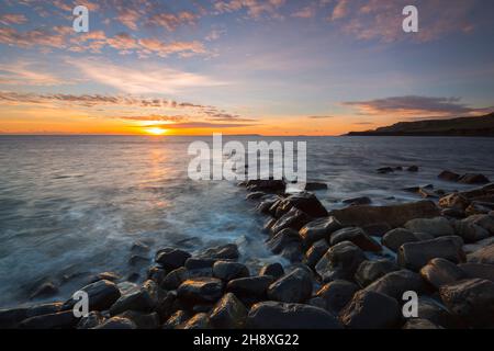 Kimmeridge, Dorset, Großbritannien. 2nd. Dezember 2021. Wetter in Großbritannien. Sonnenuntergang von den Überresten des alten Clavell Pier an der Kimmeridge Bay an der Dorset Jurassic Coast aus gesehen. Bildnachweis: Graham Hunt/Alamy Live News Stockfoto