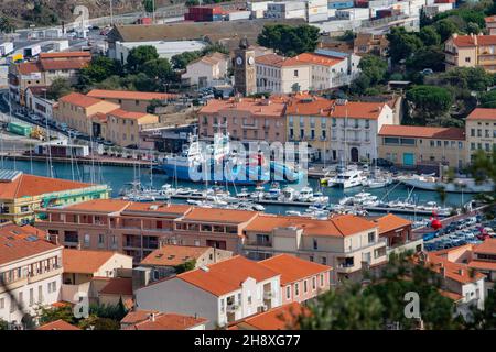 Luftaufnahme von Port Vendres Stadt mit seiner Kirche und Trawler am Dock, Mittelmeer, Roussillon, Pyrenees Orientales, Vermilion Küste, Frankreich Stockfoto