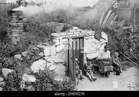 Okolice Warki, 1946. Pas zniszczeñ wojennych objêtych programmem Odbudowy Gospodarczej Terenów Zniszczonych po II wojnie œwiatowej. NZ. Rodzina mieszkaj¹ca w ziemiance. gr PAP/Bogus³aw Lambach Dok³adny miesi¹c i dzieñ wydarzenia nieustalone. Warka Area, 1946. Das Gebiet der zerstörten Flächen, das durch das Programm des wirtschaftlichen Wiederaufbaus der Gebiete abgedeckt wird, die bis WW2 zerstört wurden. Im Bild: Eine Familie, die in einer ausgegrabenen Wohnung lebt. gr PAP/Boguslaw Lambach Stockfoto