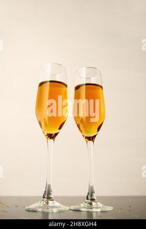 Zwei Gläser Champagner auf grauem Hintergrund. Alkoholisches Getränk: Champagner, Bier, Weißwein. Neujahr und Weihnachten Hintergrund. Valentinstag Stockfoto