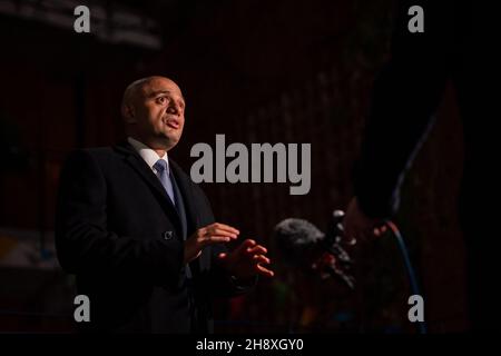 Gesundheitsminister Sajid Javid spricht nach einem Besuch im Abbey-Impfzentrum im Zentrum von London mit den Medien. Bilddatum: Donnerstag, 2. Dezember 2021. Stockfoto