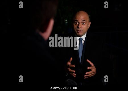 Gesundheitsminister Sajid Javid spricht nach einem Besuch im Abbey-Impfzentrum im Zentrum von London mit den Medien. Bilddatum: Donnerstag, 2. Dezember 2021. Stockfoto