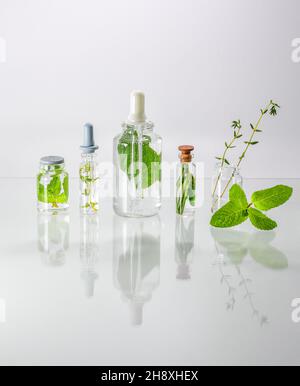 Verschiedene Apothekendosen Flaschen und Flaschen mit medizinischen würzigen Kräutern. Stockfoto