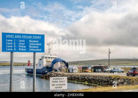 Gutcher Fährterminal auf Yell mit der Fähre Bigga vor dem Aussteigen nach Unst und Fetlar, Shetland Islands. Stockfoto