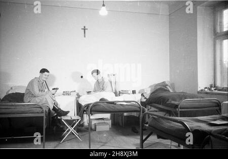 Polska, 1946. Szpital Polskiego Czerwonego Krzy¿a.. NZ. Pacjenci graj¹ w karty na szpitalnych ³ó¿kach. ps/ms PAP/Stanis³aw D¹browiecki Polen, 1946. Polnisches Rotes Kreuz Krankenhaus. Im Bild: Patienten, die Karten im Bett spielen. ps/pp PAP/Stanislaw Dabrowiecki Stockfoto