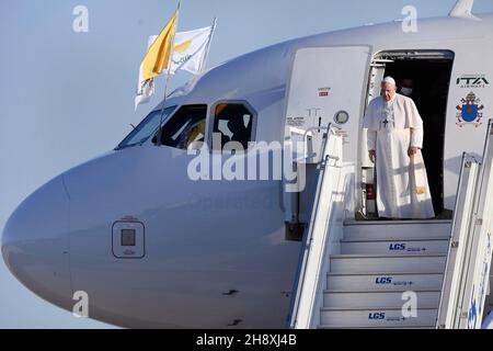Vatikanstadt, Vatikanstadt. 02nd Dez 2021. Papst Franziskus landet aus dem Flugzeug, nachdem er am 2. Dezember 2021 in der südzypriotischen Hafenstadt Larnaca angekommen war.Quelle: dpa/Alamy Live News Stockfoto