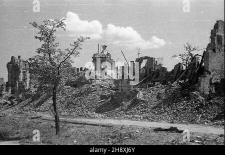 Warszawa, 1946. Zniszczenia wojenne stolicy. NZ. Ruiny domów przy ul. Bonifraterskiej. frau PAP/Jerzy Baranowski Dok³adny miesi¹c i dzieñ wydarzenia nieustalone. Warschau, 1946. Polens Hauptstadt wurde nach WW2 zerstört. Im Bild: Ruinen von Häusern in der Bonifraterska Straße. ms PAP/Jerzy Baranowski Stockfoto