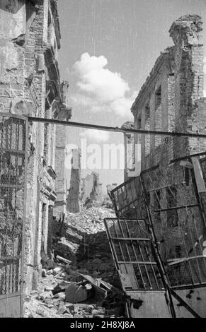 Warszawa, 1946. Zniszczenia wojenne stolicy. NZ. Ruiny domów w rejonie Starego Miasta. frau PAP/Jerzy Baranowski Dok³adny miesi¹c i dzieñ wydarzenia nieustalone. Warschau, 1946. Polens Hauptstadt wurde nach WW2 zerstört. Im Bild: Ruinen von Mietshäusern in der Altstadt. ms PAP/Jerzy Baranowski Stockfoto