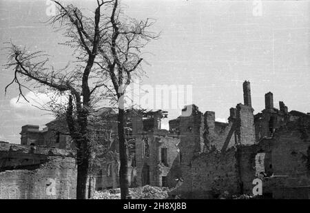 Warszawa, 1946. Zniszczenia wojenne stolicy. NZ. Ruiny domów przy ul. Bonifraterskiej. frau PAP/Jerzy Baranowski Dok³adny miesi¹c i dzieñ wydarzenia nieustalone. Warschau, 1946. Polens Hauptstadt wurde nach WW2 zerstört. Im Bild: Ruinen von Häusern in der Bonifraterska Straße. ms PAP/Jerzy Baranowski Stockfoto