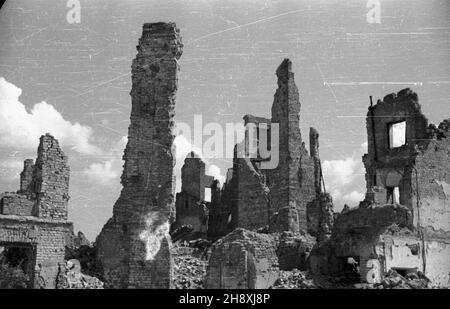 Warszawa, 1946. Zniszczenia wojenne stolicy. NZ. Wypalone ruiny domów w rejonie Starego Miasta. frau PAP/Jerzy Baranowski Dok³adny miesi¹c i dzieñ wydarzenia nieustalone. Warschau, 1946. Polens Hauptstadt wurde nach WW2 zerstört. Im Bild: Ruinen von Mietshäusern in der Altstadt. ms PAP/Jerzy Baranowski Stockfoto