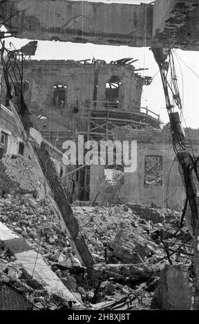 Warszawa, 1946. Zniszczenia wojenne stolicy. NZ. Wypalone ruiny domów w rejonie Starego Miasta. frau PAP/Jerzy Baranowski Dok³adny miesi¹c i dzieñ wydarzenia nieustalone. Warschau, 1946. Polens Hauptstadt wurde nach WW2 zerstört. Im Bild: Ruinen von Mietshäusern in der Altstadt. ms PAP/Jerzy Baranowski Stockfoto