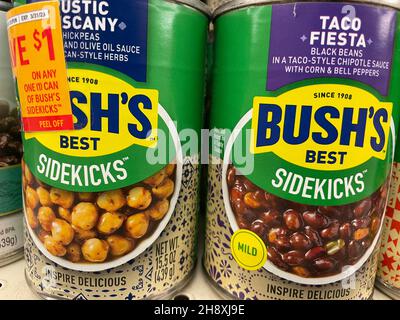 Columbia County, GA USA - 12 01 21: Bushs Beste Bohnen im Regal Stockfoto