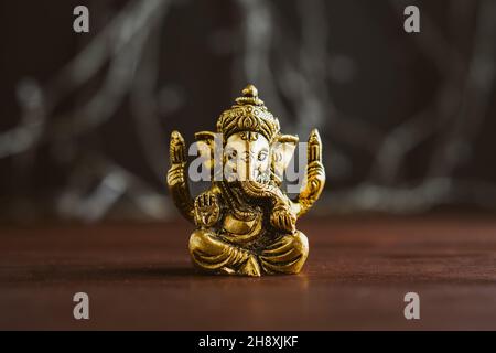 Goldener lord ganesha-Schlaufen über blau beleuchtetem Hintergrund. Feiert das lord ganesha-Fest Stockfoto