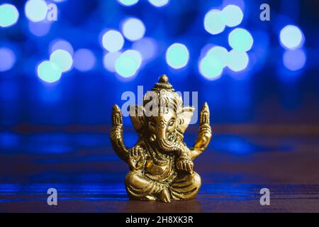 Goldener lord ganesha-Schlaufen über blau beleuchtetem Hintergrund. Feiert das lord ganesha-Fest Stockfoto