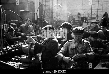 Gorzów Wielkopolski, 1946-04. Poniemieckie zak³ady mechaniczne przy ul. Fabrycznej, w czerwcu 1945 r. przejête przez Pañstwo Polskie. Pocz¹tkowo funkcjonowa³y pod nazw¹ Pañstwowe Przedsiêbiorstwo Traktorów i Maszyn Rolniczych. po/gr PAP/Stanis³aw Urbanowicz Gorzow Wielkopolski, April 1946. Im Juni 1945 wurde das ehemalige deutsche Maschinenwerk in der Fabryczna-Straße vom polnischen Staat übernommen. Ursprünglich benannt der Staat Traktor und Landwirtschaft Maschinenfabrik. po/gr PAP/Stanislaw Urbanowicz Stockfoto