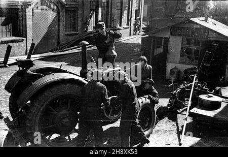 Gorzów Wielkopolski, 1946-04. Poniemieckie zak³ady mechaniczne przy ul. Fabrycznej, w czerwcu 1945 r. przejête przez Pañstwo Polskie. Pocz¹tkowo funkcjonowa³y pod nazw¹ Pañstwowe Przedsiêbiorstwo Traktorów i Maszyn Rolniczych. NZ. remont traktoru produkcji niemieckiej. po/gr PAP/Stanis³aw Urbanowicz Gorzow Wielkopolski, April 1946. Im Juni 1945 wurde das ehemalige deutsche Maschinenwerk in der Fabryczna-Straße vom polnischen Staat übernommen. Ursprünglich wurde sie als „State Tractor and Agriculture Machine Making Plant“ bezeichnet. Im Bild: Die Reparatur eines deutschen Traktors. po/gr PAP/Stanislaw Urbanowicz Stockfoto