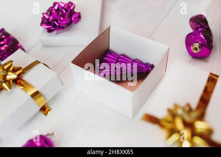 Geschenkbox mit einem Weihnachtsbaum Spielzeug aus Samt violett Farbe 2022 Farbe in Form eines Weihnachtsbaums. Farbe 2022 Jahr. Trendfarbe Neujahr 2022 vorbei Stockfoto