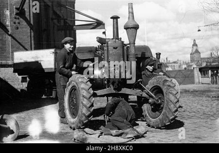 Gorzów Wielkopolski, 1946-04. Poniemieckie zak³ady mechaniczne przy ul. Fabrycznej, w czerwcu 1945 r. przejête przez Pañstwo Polskie. Pocz¹tkowo funkcjonowa³y pod nazw¹ Pañstwowe Przedsiêbiorstwo Traktorów i Maszyn Rolniczych. NZ. remont traktoru produkcji niemieckiej. po/gr PAP/Stanis³aw Urbanowicz Gorzow Wielkopolski, April 1946. Im Juni 1945 wurde das ehemalige deutsche Maschinenwerk in der Fabryczna-Straße vom polnischen Staat übernommen. Ursprünglich wurde sie als „Staatstraktor und Landwirtschaftsmaschinenfabrik“ bezeichnet. Im Bild: Die Reparatur eines deutschen Traktors. po/gr PAP/Stanislaw Urbanowicz Stockfoto