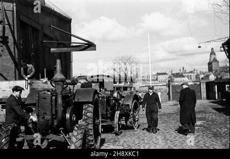 Gorzów Wielkopolski, 1946-04. Poniemieckie zak³ady mechaniczne przy ul. Fabrycznej, w czerwcu 1945 r. przejête przez Pañstwo Polskie. Pocz¹tkowo funkcjonowa³y pod nazw¹ Pañstwowe Przedsiêbiorstwo Traktorów i Maszyn Rolniczych. NZ. remont traktoru produkcji niemieckiej. po/gr PAP/Stanis³aw Urbanowicz Gorzow Wielkopolski, April 1946. Im Juni 1945 wurde das ehemalige deutsche Maschinenwerk in der Fabryczna-Straße vom polnischen Staat übernommen. Ursprünglich wurde sie als „Staatstraktor und Landwirtschaftsmaschinenfabrik“ bezeichnet. Im Bild: Die Reparatur eines deutschen Traktors. po/gr PAP/Stanislaw Urbanowicz Stockfoto