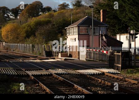 Crediton, Devon, England. 2021. Überblick über die für den Verkehr in Crediton gesperrte Bahnübergangsbarriere entlang der Bahnlinie nach Okehampton und Barnstab Stockfoto