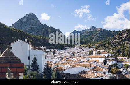 Panoramablick auf die Stadt grazalema in südspanien Stockfoto