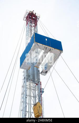Mobiles Bohrgerät aus nächster Nähe. Bohren und Service von Öl- und Gasbrunnen Stockfoto