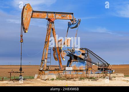 Pumpjack/Pumpjack, der an einer Onshore-Ölboolanlage in Texas, USA/USA, betrieben wird Stockfoto