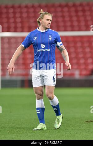 SUNDERLAND, GBR. DEZ 1st Stockaction-Bild von Oldham Athletic's Carl Piergianni während des EFL Trophy-Spiels zwischen Sunderland und Oldham Athletic am Mittwoch, den 1st. Dezember 2021 im Stadium of Light, Sunderland. (Kredit: Eddie Garvey | MI News) Stockfoto