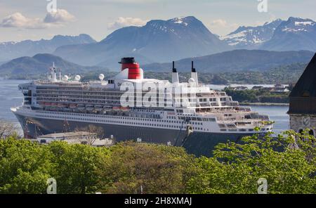 Cunard Kreuzfahrtschiff Queen Mary 2 in Alesund, Norwegen. Stockfoto