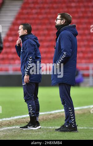 SUNDERLAND, GBR. DEZ 1st Selim Benachour (Interim Head Coach) von Oldham Athletic und Conor Marlin (Assistant Interim Head Coach) von Oldham Athletic während des EFL Trophy-Spiels zwischen Sunderland und Oldham Athletic am Mittwoch, den 1st. Dezember 2021 im Stadium of Light, Sunderland. (Kredit: Eddie Garvey | MI Nachrichten) Kredit: MI Nachrichten & Sport /Alamy Live Nachrichten Stockfoto