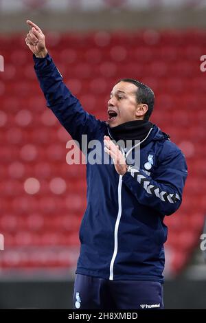 SUNDERLAND, GBR. DEZ 1st Selim Benachour (Interim Head Coach) von Oldham Athletic während des EFL Trophy-Spiels zwischen Sunderland und Oldham Athletic am Mittwoch, den 1st. Dezember 2021 im Stadium of Light, Sunderland. (Kredit: Eddie Garvey | MI Nachrichten) Kredit: MI Nachrichten & Sport /Alamy Live Nachrichten Stockfoto