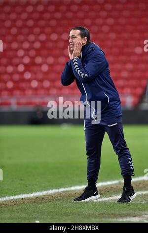 SUNDERLAND, GBR. DEZ 1st Selim Benachour (Interim Head Coach) von Oldham Athletic während des EFL Trophy-Spiels zwischen Sunderland und Oldham Athletic am Mittwoch, den 1st. Dezember 2021 im Stadium of Light, Sunderland. (Kredit: Eddie Garvey | MI Nachrichten) Kredit: MI Nachrichten & Sport /Alamy Live Nachrichten Stockfoto