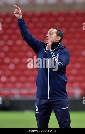 SUNDERLAND, GBR. DEZ 1st Selim Benachour (Interim Head Coach) von Oldham Athletic während des EFL Trophy-Spiels zwischen Sunderland und Oldham Athletic am Mittwoch, den 1st. Dezember 2021 im Stadium of Light, Sunderland. (Kredit: Eddie Garvey | MI Nachrichten) Kredit: MI Nachrichten & Sport /Alamy Live Nachrichten Stockfoto