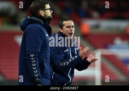 SUNDERLAND, GBR. DEZ 1st Selim Benachour (Interim Head Coach) von Oldham Athletic und Conor Marlin (Assistant Interim Head Coach) von Oldham Athletic während des EFL Trophy-Spiels zwischen Sunderland und Oldham Athletic am Mittwoch, den 1st. Dezember 2021 im Stadium of Light, Sunderland. (Kredit: Eddie Garvey | MI Nachrichten) Kredit: MI Nachrichten & Sport /Alamy Live Nachrichten Stockfoto