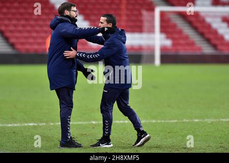 SUNDERLAND, GBR. DEZ 1st Selim Benachour (Interim Head Coach) von Oldham Athletic und Conor Marlin (Assistant Interim Head Coach) von Oldham Athletic nach dem EFL Trophy-Spiel zwischen Sunderland und Oldham Athletic am Mittwoch, den 1st. Dezember 2021 im Stadium of Light, Sunderland. (Kredit: Eddie Garvey | MI Nachrichten) Kredit: MI Nachrichten & Sport /Alamy Live Nachrichten Stockfoto