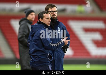 SUNDERLAND, GBR. DEZ 1st Selim Benachour (Interim Head Coach) von Oldham Athletic und Conor Marlin (Assistant Interim Head Coach) von Oldham Athletic während des EFL Trophy-Spiels zwischen Sunderland und Oldham Athletic am Mittwoch, den 1st. Dezember 2021 im Stadium of Light, Sunderland. (Kredit: Eddie Garvey | MI Nachrichten) Kredit: MI Nachrichten & Sport /Alamy Live Nachrichten Stockfoto