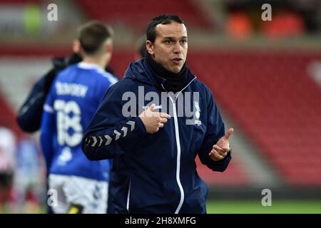 SUNDERLAND, GBR. DEZ 1st Selim Benachour (Interim Head Coach) von Oldham Athletic während des EFL Trophy-Spiels zwischen Sunderland und Oldham Athletic am Mittwoch, den 1st. Dezember 2021 im Stadium of Light, Sunderland. (Kredit: Eddie Garvey | MI Nachrichten) Kredit: MI Nachrichten & Sport /Alamy Live Nachrichten Stockfoto