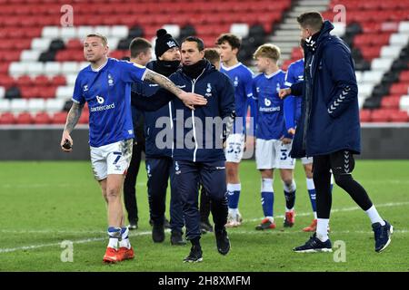 SUNDERLAND, GBR. DEZ 1st Selim Benachour (Interim Head Coach) von Oldham Athletic und Nicky Adams von Oldham Athletic nach dem EFL Trophy-Spiel zwischen Sunderland und Oldham Athletic im Stadium of Light, Sunderland, am Mittwoch, den 1st. Dezember 2021. (Kredit: Eddie Garvey | MI Nachrichten) Kredit: MI Nachrichten & Sport /Alamy Live Nachrichten Stockfoto