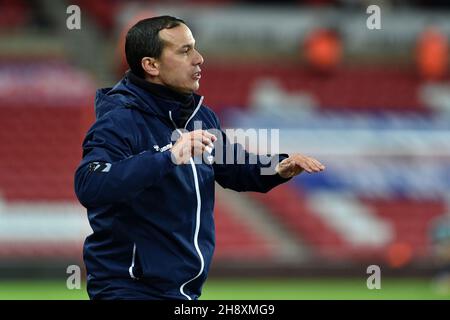 SUNDERLAND, GBR. DEZ 1st Selim Benachour (Interim Head Coach) von Oldham Athletic während des EFL Trophy-Spiels zwischen Sunderland und Oldham Athletic am Mittwoch, den 1st. Dezember 2021 im Stadium of Light, Sunderland. (Kredit: Eddie Garvey | MI Nachrichten) Kredit: MI Nachrichten & Sport /Alamy Live Nachrichten Stockfoto